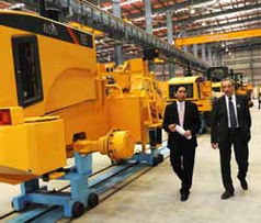 柳工印度工廠投產與設備行業新機遇，G8開幕與醫改舉措引領全球合作